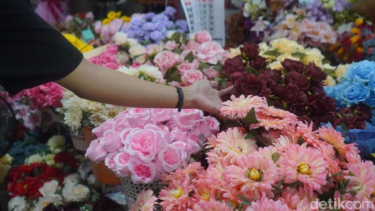 Pasar Kayoon Menjelang Valentine, Mawar dan Harapan Pedagang Kembali Mekar