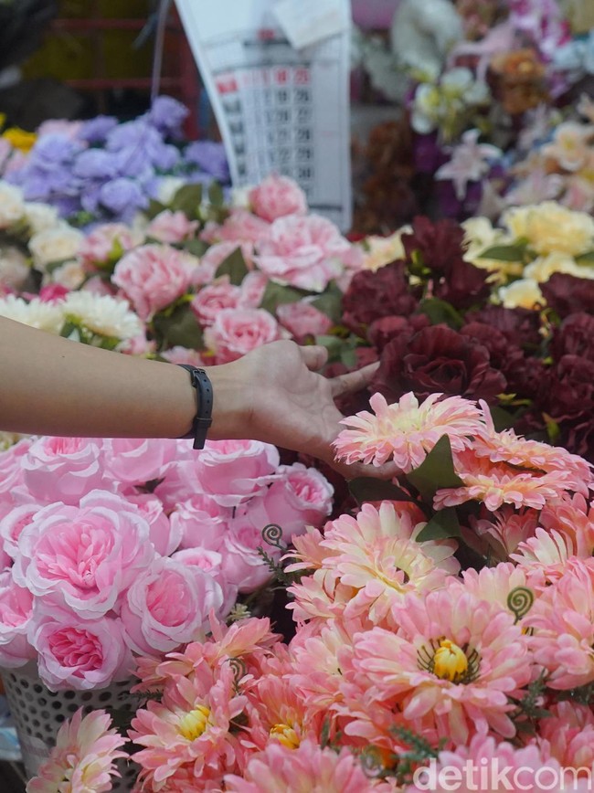 Pasar Kayoon Menjelang Valentine, Mawar dan Harapan Pedagang Kembali Mekar