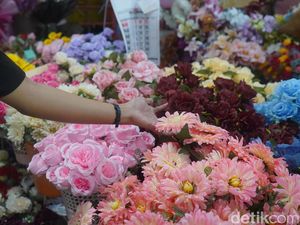 Pasar Kayoon Menjelang Valentine, Mawar dan Harapan Pedagang Kembali Mekar