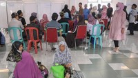 Sejumlah calon haji antre untuk mendapatkan vaksinasi di Puskesmas Baqa, Samarinda Seberang, Samarinda, Kalimantan Timur. Foto: ANTARA FOTO/M RISYAL HIDAYAT