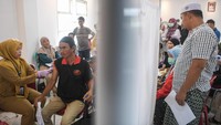 Dinas Kesehatan Provinsi Kalimantan Timur mengoptimalkan 188 Puskesmas di 10 kabupaten/kota untuk melayani vaksinasi wajib haji, yakni vaksin meningitis dan polio. Foto: ANTARA FOTO/M RISYAL HIDAYAT  