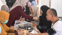 Petugas kesehatan memeriksa tekanan darah dari sejumlah calon haji sebelum divaksinasi di Puskesmas Baqa, Samarinda Seberang, Samarinda, Kalimantan Timur. Foto: ANTARA FOTO/M RISYAL HIDAYAT