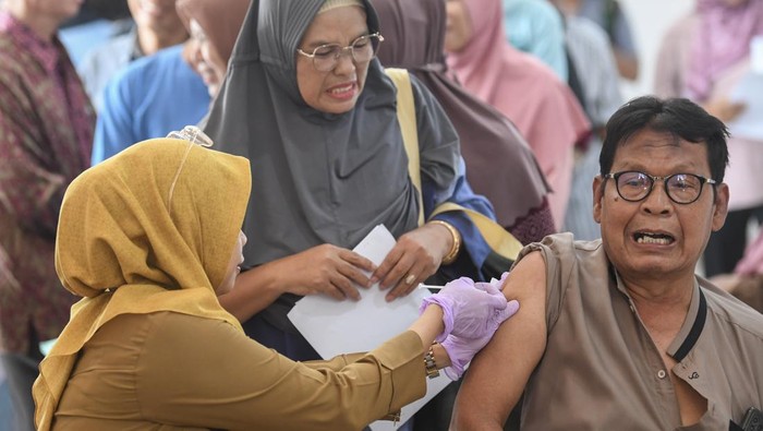Seorang calon haji mendapatkan suntikan vaksin meningitis di Puskesmas Baqa, Samarinda Seberang, Samarinda, Kalimantan Timur, Senin (9/2/2026). Dinas Kesehatan Kota Samarinda melakukan vaksinasi meningitis dan influenza kepada 1.071 orang calon haji Kota Samarinda tahun 2026 sebagai syarat wajib sebelum melaksanakan ibadah ke Arab Saudi. ANTARA FOTO/M Risyal Hidayat/wsj.
