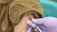 Dinas Kesehatan Kota Samarinda melakukan vaksinasi meningitis dan influenza kepada 1.071 orang calon haji Kota Samarinda tahun 2026 sebagai syarat wajib sebelum melaksanakan ibadah ke Arab Saudi. Foto: ANTARA FOTO/M RISYAL HIDAYAT