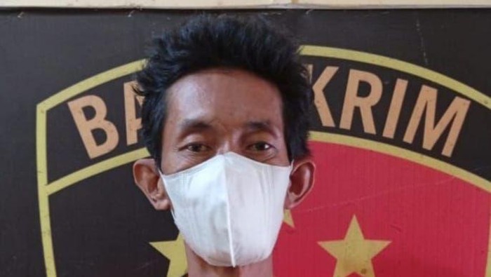 Pelaku Aseng saat diamankan petugas kepolisian. (dok. Polres Binjai)