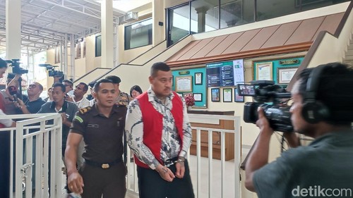 Paea-i Middlemore Tupou saat digiring menuju ruang sidang di PN Denpasar, Senin (9/2/2026). (Ahmad Firizqi Irwan/detikBali)