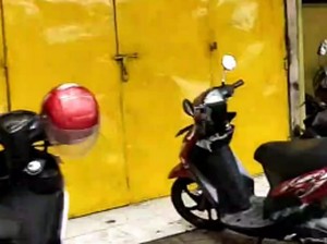 Akal-akalan PKL di Trotoar Makassar Hindari Penertiban Modal Cat Kuning