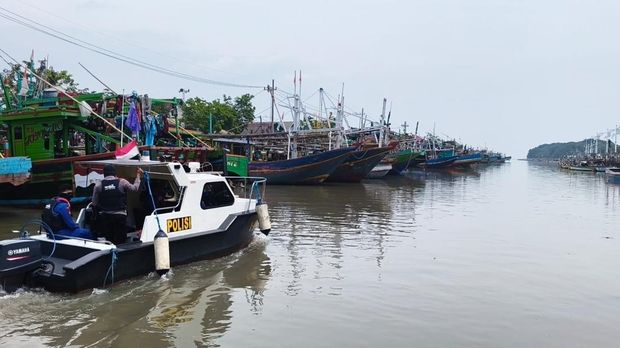 Pencarian nelayan rajungan yang dilaporkan hilang saat melaut di tengah ombak besar. Pencarian nelayan rajungan yang dilaporkan hilang saat melaut di tengah ombak besar.