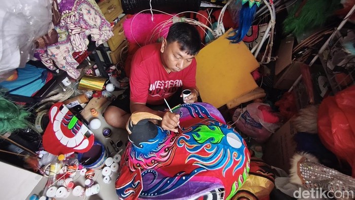 Perajin barongsai di Sidoarjo.