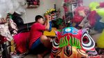 Jelang Imlek Perajin Barongsai di Sidoarjo Banjir Pesanan