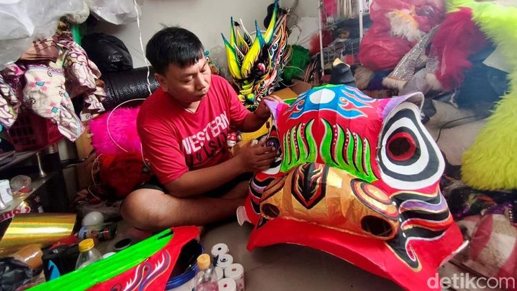 Jelang Imlek Perajin Barongsai di Sidoarjo Banjir Pesanan