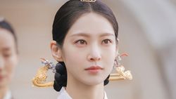 Potret Karismatik Noh Sang Hyun dan Gong Seung Yeon di Perfect Crown