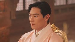 Potret Karismatik Noh Sang Hyun dan Gong Seung Yeon di Perfect Crown