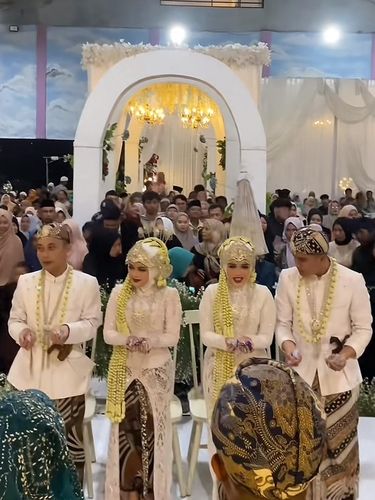 Pengantin kembar menikah di saat hari yang bersamaan mendadak viral di media sosial.