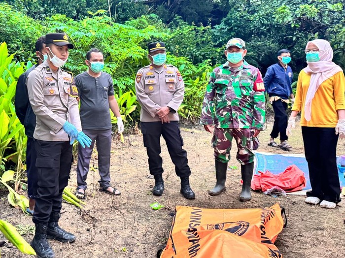 Petugas saat melakukan evakuasi pelajar Ponorogo yang ditemukan tewas di dalam sumur.