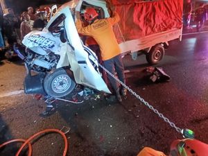 Pikap Tabrak Bokong Bus Harapan Jaya di Manahan Solo, Sopir Sempat Terjepit