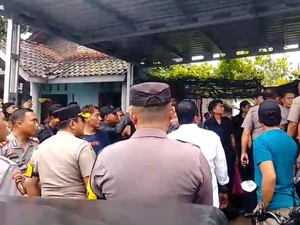 Ratusan Warga Probolinggo Geruduk Rumah Terduga Koordinator Investasi Bodong