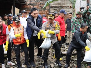 Kerja Bakti Polisi-TNI-Pemkot Jakbar Angkut Sampah di Pinggir Kali Mookervart