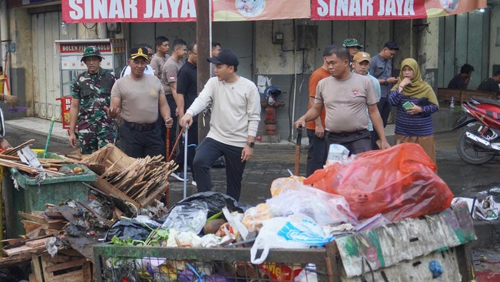 Polresta Solo dan Forkopimda Kota Solo saat membersihkan Pasar Gede dan Kali Pepe.