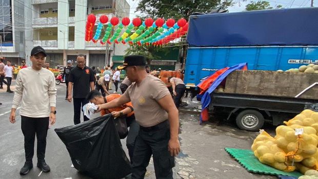 Polresta Solo dan Forkopimda Kota Solo saat membersihkan Pasar Gede dan Kali Pepe.