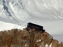 Penginapan Paling Ekstrem di Atap Eropa, Berani Coba?