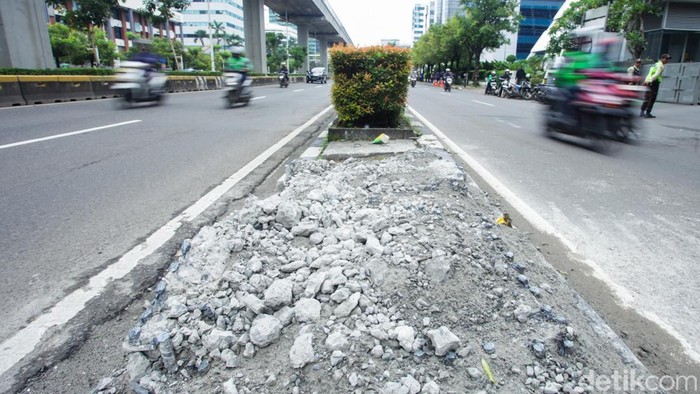 Pengendara melintas di samping tiang monorel yang telah dibongkar di Jalan HR Rasuna Said, Jakarta, Senin (9/2/2026).