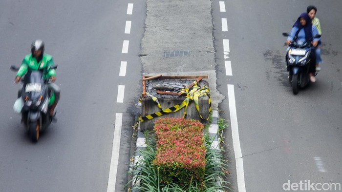 Pengendara melintas di samping tiang monorel yang telah dibongkar di Jalan HR Rasuna Said, Jakarta, Senin (9/2/2026).