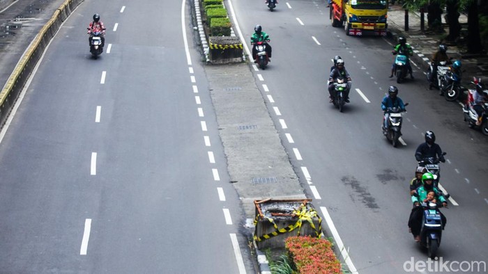 Pengendara melintas di samping tiang monorel yang telah dibongkar di Jalan HR Rasuna Said, Jakarta, Senin (9/2/2026).