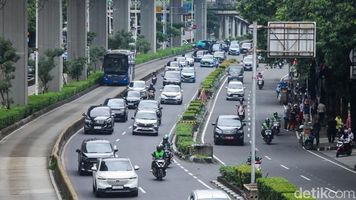 Pengendara melintas di samping tiang monorel yang telah dibongkar di Jalan HR Rasuna Said, Jakarta, Senin (9/2/2026).