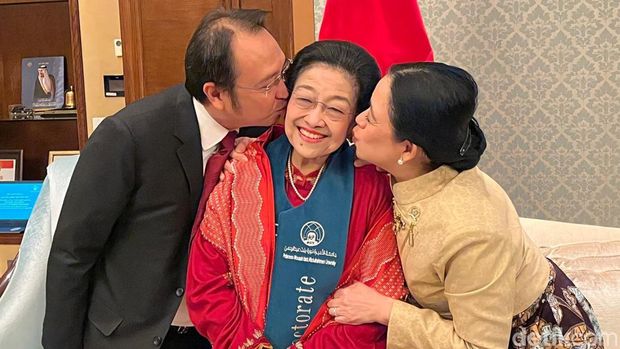 Prananda Prabowo dan Puan Maharani mencium ibunda, Megawati Soekarnoputri usai menerima gelar doktor kehormatan (Kanavino Ahmad Rizqo/detikcom)