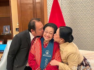 Momen Hangat Prananda-Puan Cium Megawati Usai Terima Doktor HC di Riyadh