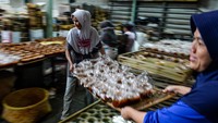 Dodol keranjang menjadi salah satu makanan khas yang identik dengan tradisi Imlek, sehingga permintaannya selalu meningkat setiap tahun. ANTARA FOTO/Raisan Al Farisi