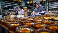 Pekerja menyelesaikan produksi dodol keranjang di Pabrik Dodol Tekkie di Bandung, Jawa Barat, Senin (9/2/2026). ANTARA FOTO/Raisan Al Farisi