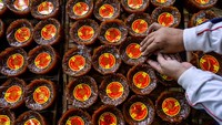 Jelang Tahun Baru Imlek 2025, produksi dodol keranjang di Pabrik Dodol Tekkie mencapai 1.000 potong per hari yang telah dipesan oleh konsumen dari berbagai kota di Pulau Jawa. ANTARA FOTO/Raisan Al Farisi