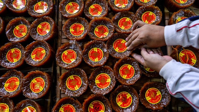 Pekerja menyelesaikan produksi dodol keranjang di Pabrik Dodol Tekkie di Bandung, Jawa Barat, Senin (9/2/2026). Jelang Tahun Baru Imlek 2025, produksi dodol keranjang di Pabrik Dodol Tekkie mencapai 1.000 potong per hari yang telah dipesan oleh konsumen dari berbagai kota di Pulau Jawa. ANTARA FOTO/Raisan Al Farisi/wsj.