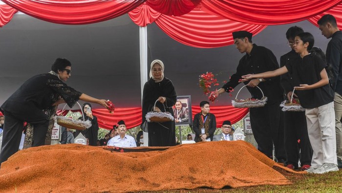 Menteri Luar Negeri Sugiono (tengah) mengikuti prosesi pemakaman Duta Besar LBBP RI untuk Filipina Letjen TNI (purn) Agus Widjojo di Taman Makam Pahlawan Nasional Utama (TMPNU) Kalibata, Jakarta, Senin (9/2/2026). Duta Besar RI untuk Filipina yang juga mantan Gubernur Lemhannas periode 2016-2022 tersebut meninggal dunia di usia 78 tahun pada Minggu (8/2) malam pukul 20.15 WIB di Rumah Sakit Pusat Angkatan Darat (RSPAD), Jakarta. ANTARA FOTO/Galih Pradipta