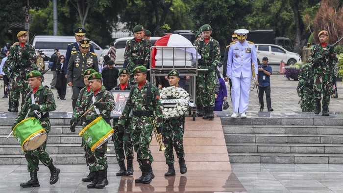 Menteri Luar Negeri Sugiono (tengah) mengikuti prosesi pemakaman Duta Besar LBBP RI untuk Filipina Letjen TNI (purn) Agus Widjojo di Taman Makam Pahlawan Nasional Utama (TMPNU) Kalibata, Jakarta, Senin (9/2/2026). Duta Besar RI untuk Filipina yang juga mantan Gubernur Lemhannas periode 2016-2022 tersebut meninggal dunia di usia 78 tahun pada Minggu (8/2) malam pukul 20.15 WIB di Rumah Sakit Pusat Angkatan Darat (RSPAD), Jakarta. ANTARA FOTO/Galih Pradipta