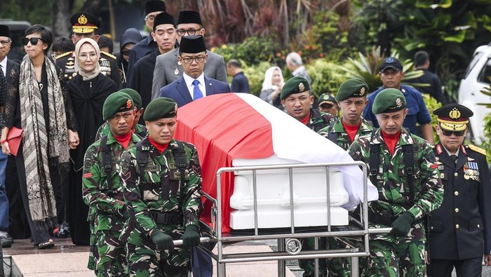 Menteri Luar Negeri Sugiono (tengah) mengikuti prosesi pemakaman Duta Besar LBBP RI untuk Filipina Letjen TNI (purn) Agus Widjojo di Taman Makam Pahlawan Nasional Utama (TMPNU) Kalibata, Jakarta, Senin (9/2/2026). Duta Besar RI untuk Filipina yang juga mantan Gubernur Lemhannas periode 2016-2022 tersebut meninggal dunia di usia 78 tahun pada Minggu (8/2) malam pukul 20.15 WIB di Rumah Sakit Pusat Angkatan Darat (RSPAD), Jakarta. ANTARA FOTO/Galih Pradipta