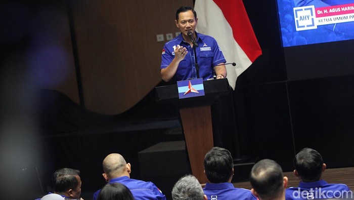 Ketua Umum Partai Demokrat Agus Harimurti Yudhoyono (kanan) menyerahkan Kartu Tanda Anggota kepada motivator Merry Riana di kantor DPP Partai Demokrat, Jakarta, Senin (9/2/2026).