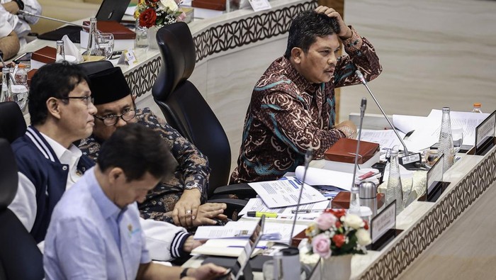 Dirut BPJS Kesehatan Ali Ghufron Mukti (kanan) bersama (dari kiri) Menteri Kesehatan Budi Gunadi Sadikin, Menteri Keuangan Purbaya Yudhi Sadewa, dan Menteri PPN/Kepala Bappenas Rachmat Pambudy mengikuti rapat konsultasi dengan pimpinan DPR di Kompleks Parlemen, Senayan, Jakarta, Senin (9/2/2026). Dalam rapat tersebut DPR bersama Pemerintah menyepakati diantaranya bahwa dalam jangka tiga bulan ke depan, semua layanan kesehatan tetap dilayani dan Jaminan Kesehatan Nasional (JKN) segmen Penerima Bantuan Iuran (PBI) dibayarkan pemerintah. ANTARA FOTO/Dhemas Reviyanto/wsj.