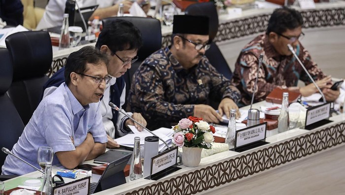 Menteri Kesehatan Budi Gunadi Sadikin (kiri) bersama Menteri Keuangan Purbaya Yudhi Sadewa (kedua kiri), Menteri PPN/Kepala Bappenas Rachmat Pambudy (kedua kanan), dan Dirut BPJS Kesehatan Ali Ghufron Mukti (kanan) mengikuti rapat konsultasi dengan p