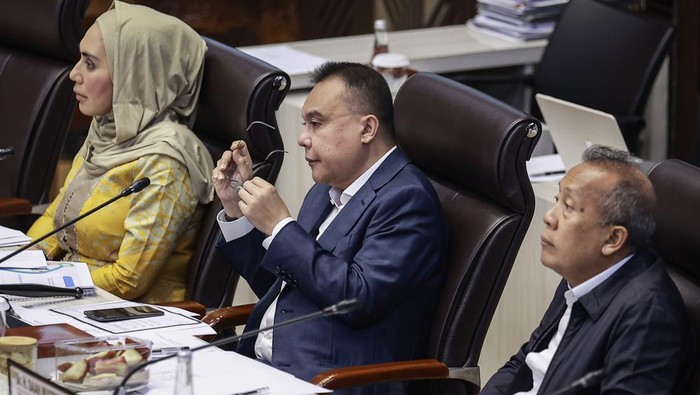 Rapat konsultasi DPR terkait perbaikan tata kelola jaminan sosial kesehatan Wakil Ketua DPR Sufmi Dasco Ahmad (tengah), Sari Yuliati (kiri) dan Saan Mustopa (kanan) memimpin rapat konsultasi dengan pemerintah di Kompleks Parlemen, Senayan, Jakarta, Senin (9/2/2026). Dalam rapat tersebut DPR bersama Pemerintah menyepakati diantaranya bahwa dalam jangka tiga bulan ke depan, semua layanan kesehatan tetap dilayani dan Jaminan Kesehatan Nasional (JKN) segmen Penerima Bantuan Iuran (PBI) dibayarkan pemerintah. ANTARA FOTO/Dhemas Reviyanto/wsj.