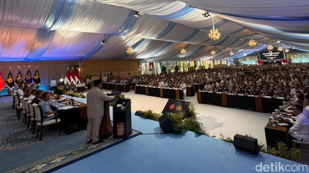 Presiden Prabowo Subianto memberikan taklimat kepada para peserta Rapat Pimpinan (Rapim) TNI dan Polri yang digelar di Istana, Jakarta, Senin (9/2/2026).