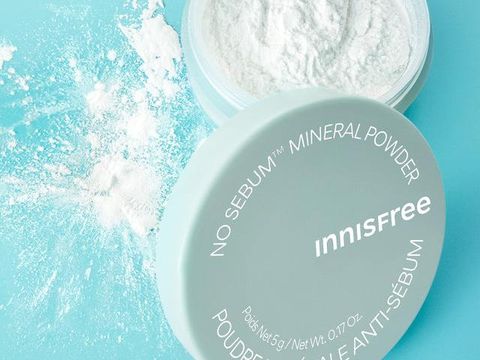 Rekomendasi Bedak Tabur untuk Kulit Berjerawat