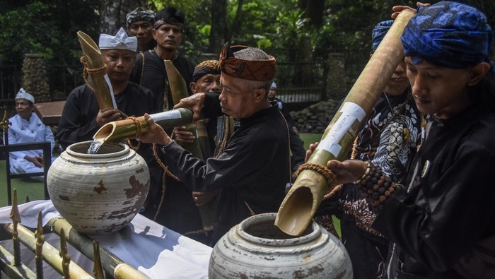 Sejumlah tokoh adat dan warga mengikuti prosesi adat Ngikis di Situs Cagar Budaya Ciung Wanara, Karangkamulyan, Kabupaten Ciamis, Jawa Barat, Senin (9/2/2026). Tradisi Ngikis yang berlangsung secara turun-temurun merupakan ritual adat masyarakat Tatar Galuh Ciamis untuk mensucikan tempat pangcalikan atau singgasana Raja Galuh Prabu Adimulya Sanghyang Cipta Permana sebagai bentuk penyucian diri lahir batin serta memagari diri menjelang bulan suci Ramadhan. ANTARA FOTO/Adeng Bustomi/wsj.