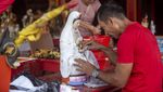 Ritual Pembersihan Rupang Dewa Sambut Tahun Baru Imlek