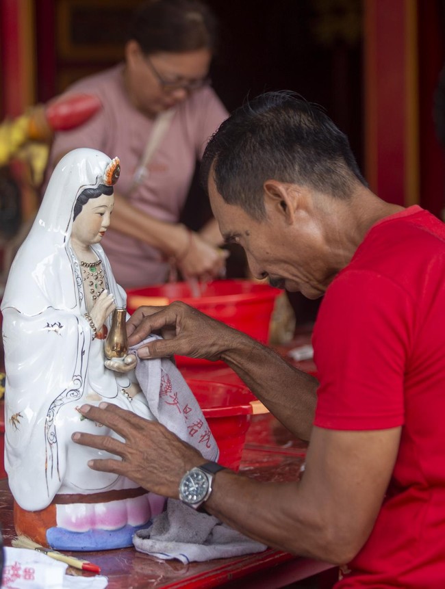 Ritual Pembersihan Rupang Dewa Sambut Tahun Baru Imlek