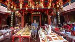 Ritual Pembersihan Rupang Dewa Sambut Tahun Baru Imlek