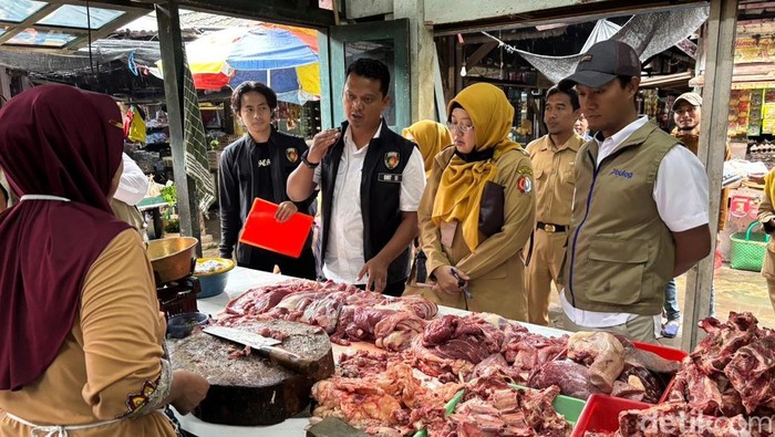 Satgas Saber Polres Bojonegoro bersama Tim Pengendali Inflasi Daerah (TPID) sidak harga bahan pokok