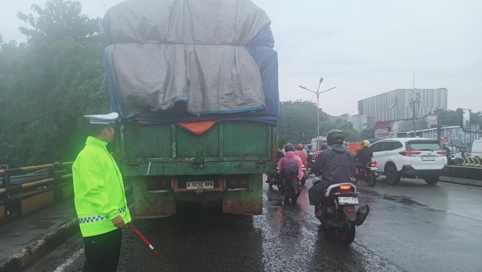 Truk Mogok di Pesing Arah Cengkareng Jakbar, Lalin Macet